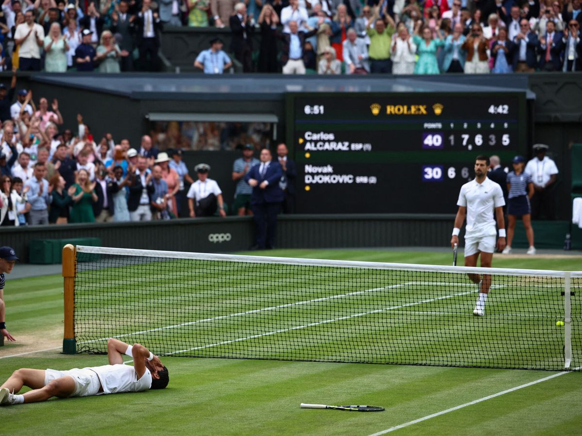 Foto: Alcaraz celebra su victoria en la final ante Djokovic. (Reuters/Toby Melville)