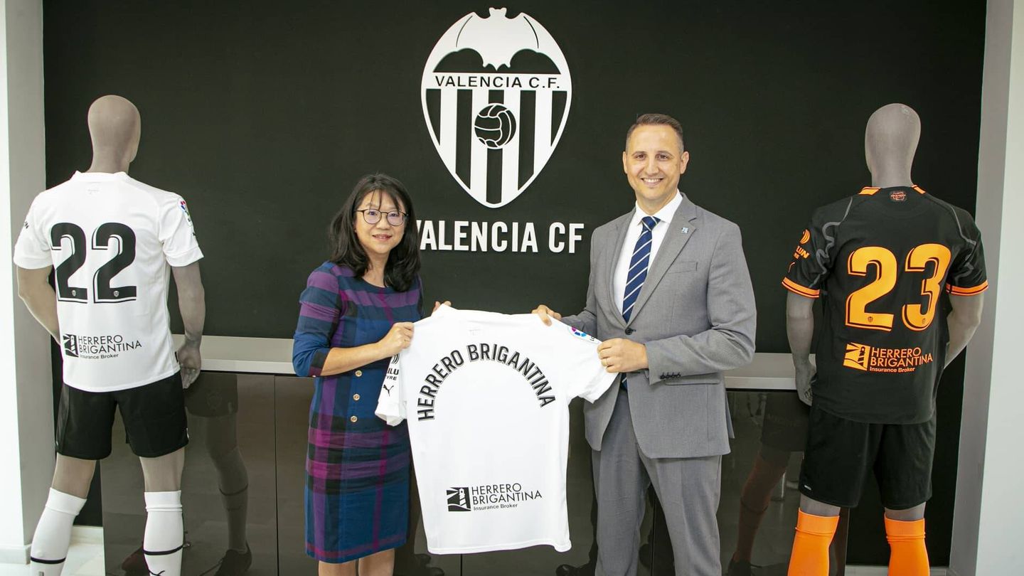 Chan Lay Hoon, presidenta del Valencia CF, junto a Juan González, presidente de Herrero Brigantina. (Cedida)