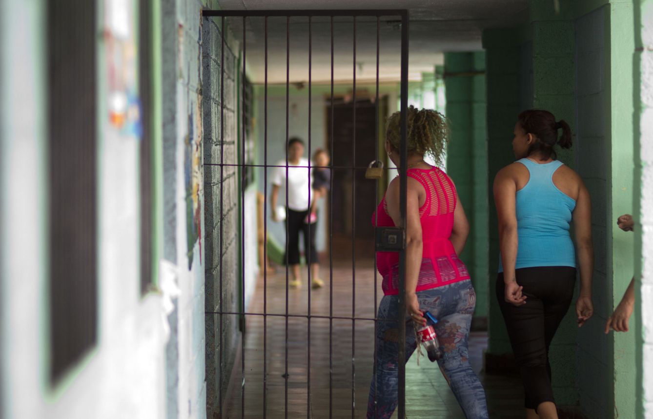 Imagen de archivo de dos reclusas en el Centro Femenino de Adaptación Social de Honduras, en el norte. (EFE)
