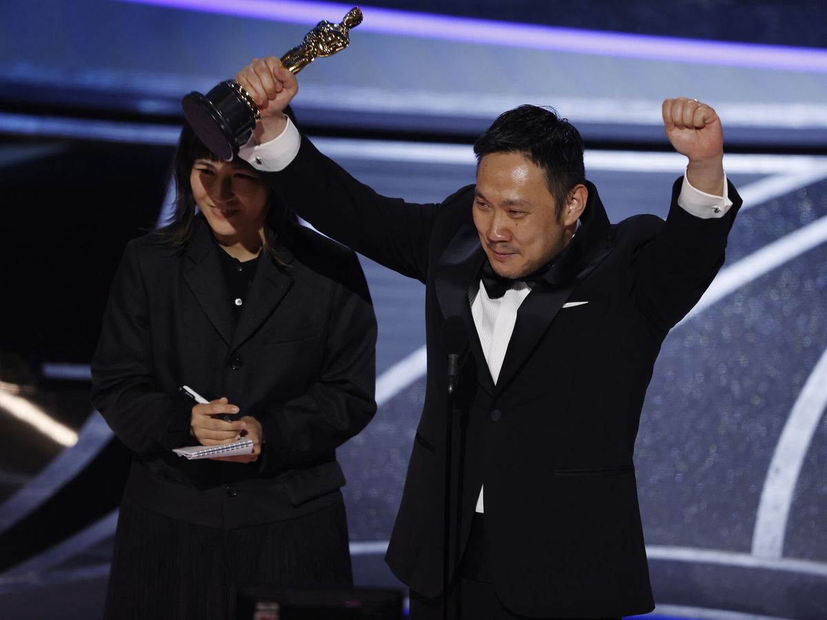Foto: Ryûsuke Hamaguchi levantando el Oscar a mejor película internacional por 'Drive my car'. (EFE/Epa Etienne Laurent)