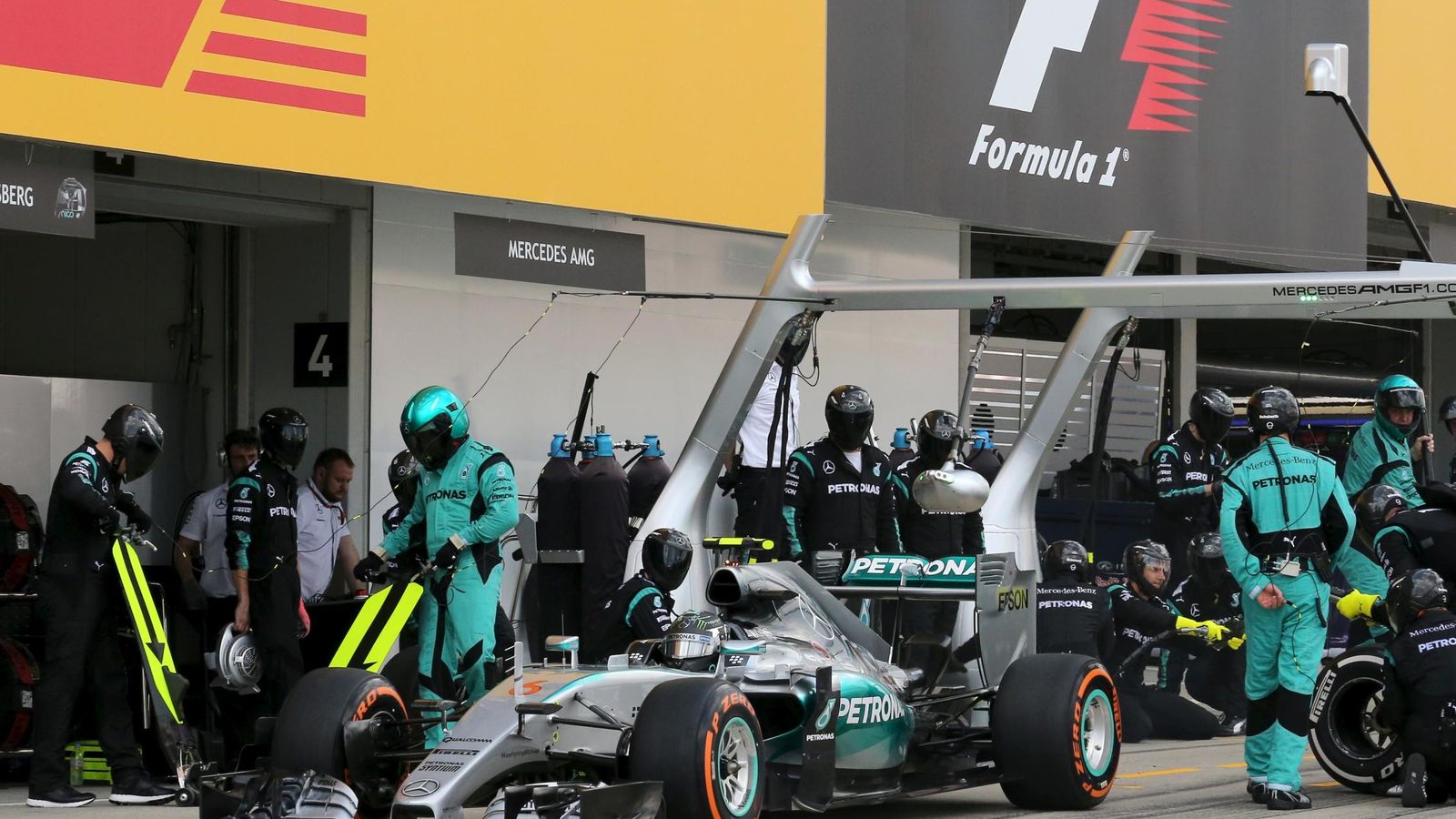 Foto: El equipo Mercedes en el último gran premio de la temporada (Reuters)