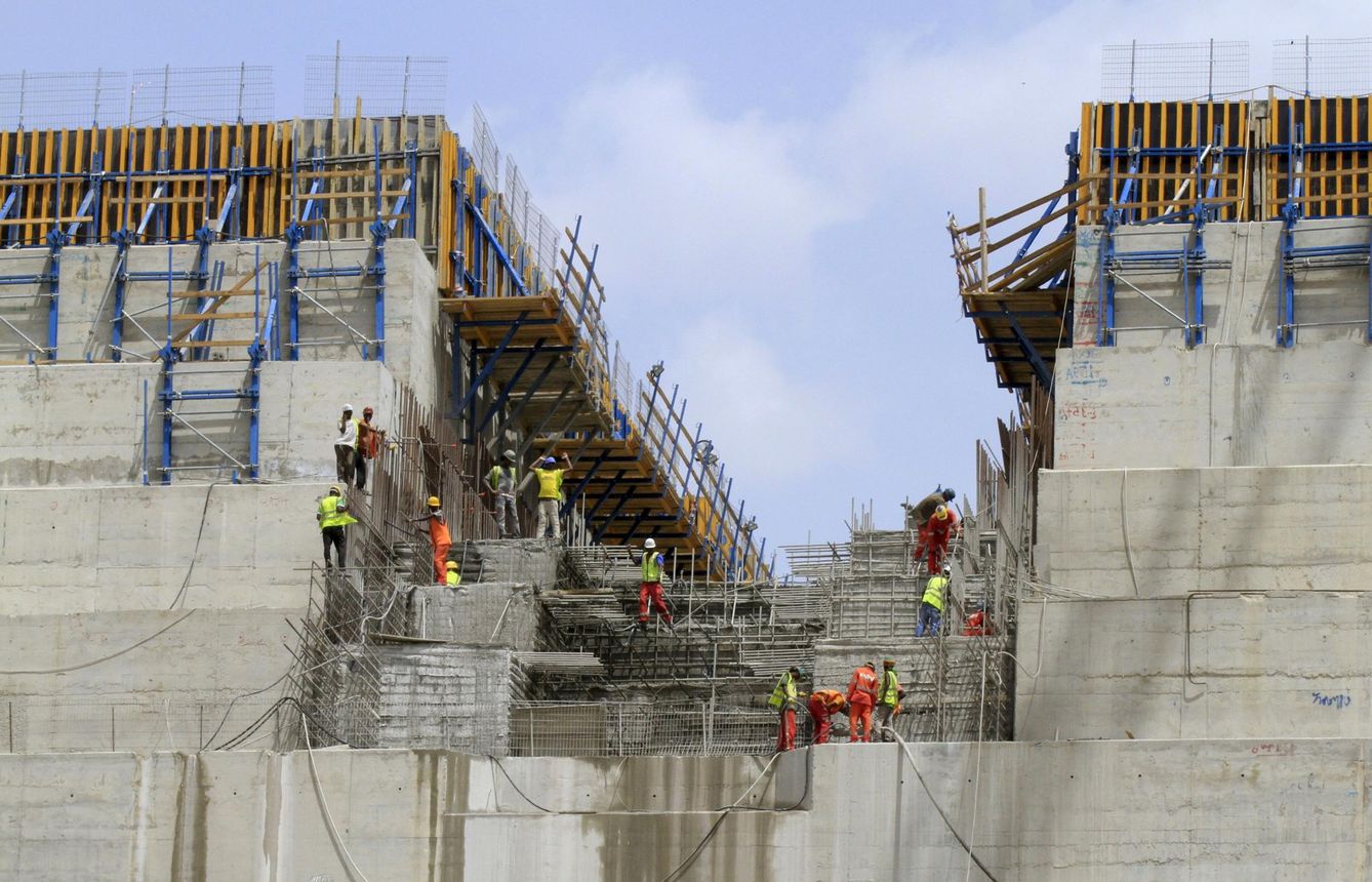 Trabajadores ultiman una pared de la Gran Presa del Renacimiento en Etiopía, en marzo de 2015. (Reuters)