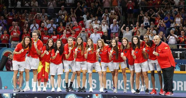 Foto: Las jugadoras españolas y el seleccionador en el podio tras recibir la medalla de bronce de la Copa del Mundo. (EFE)