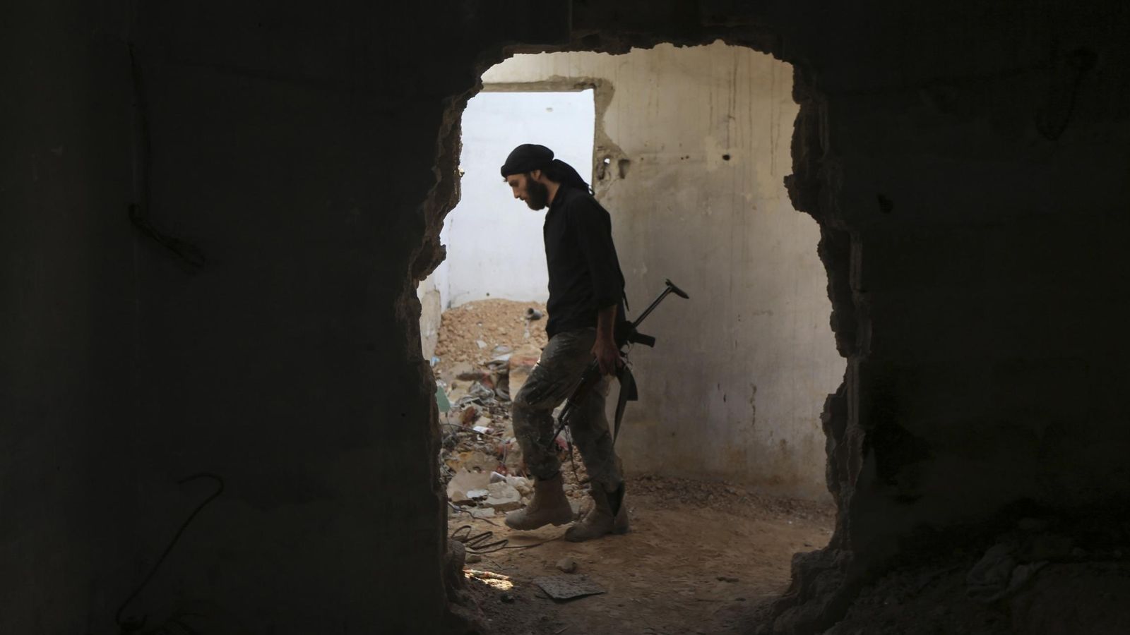 Foto: Un combatiente de la brigada Al Rahman del Ejército Libre, en Jobar, un suburbio de Damasco, el 27 de julio de 2015 (Reuters).   