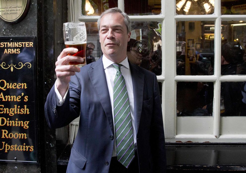 Foto: El líder del Ukip, Nigel Farage, se toma una pinta en un pub londinense tras un discurso y su victoria en las elecciones europeas (Reuters).