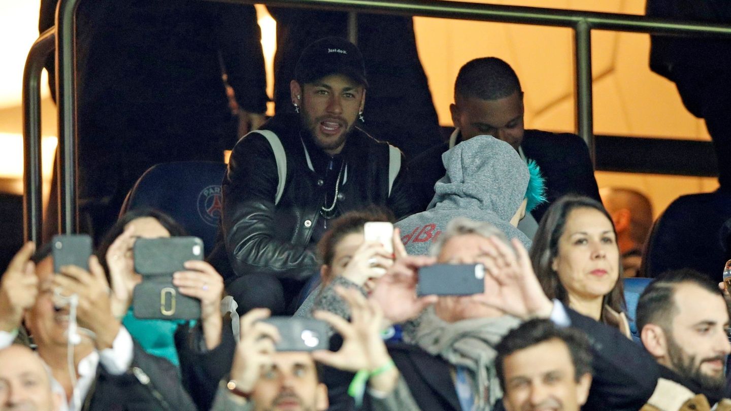 Neymar vio el PSG-United desde el palco del Parque de los Príncipes, pero en los últimos minutos bajó al césped. (EFE)