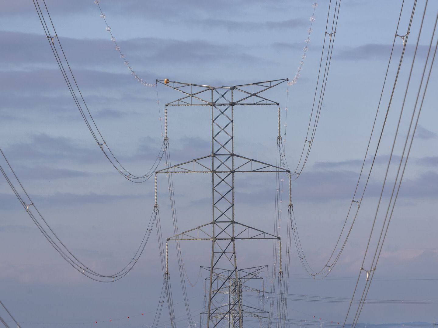 Torres eléctricas en las cercanías de Zaragoza. (EFE/Javier Belver)