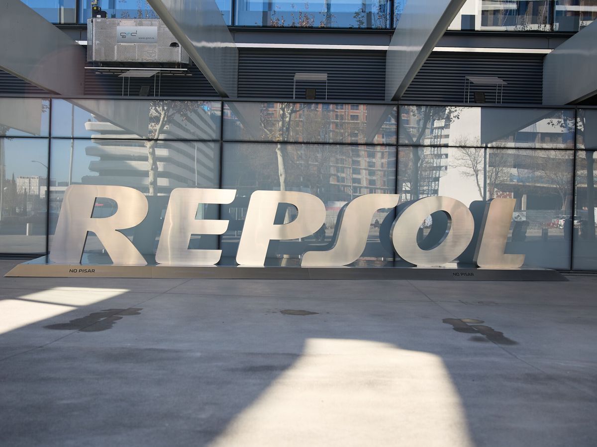 Foto: Logo en la sede de Repsol. (EP/Jesús Hellín)