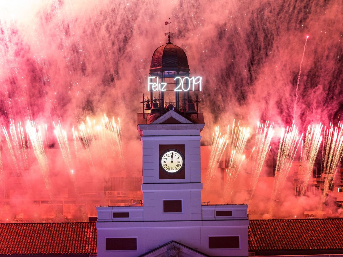 Foto: El reloj de la Puerta del Sol durante la celebración del año 2019 que ahora termina y, con él, también concluye la década. (EFE)