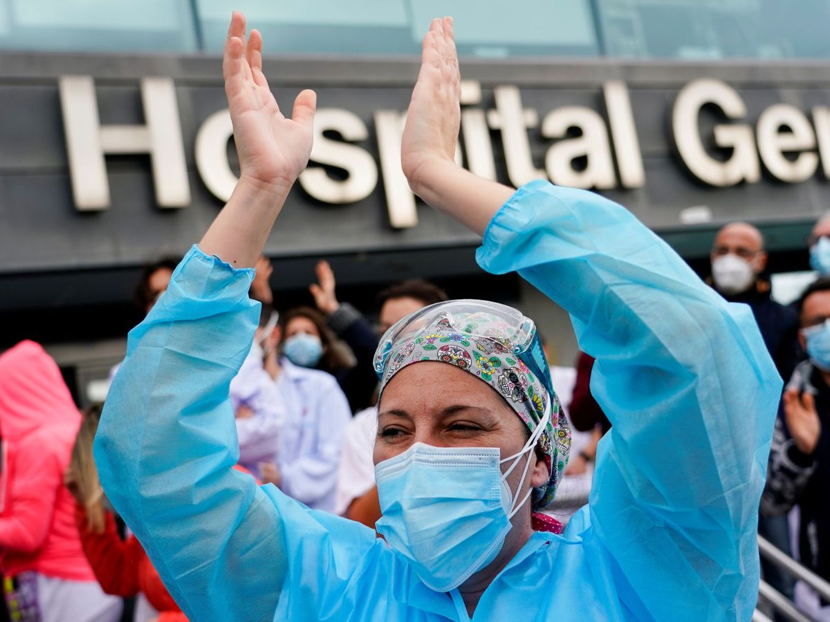 Foto: Una médica frente al Hospital La Paz. Foto de archivo. (Reuters/Juan Medina)