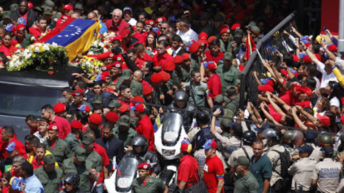 Miles de personas acompañan el cortejo fúnebre de Chávez a la Academia Militar