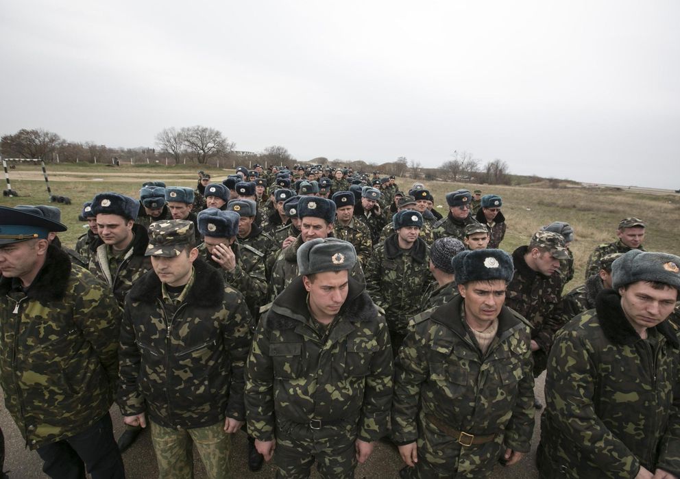 Foto: Soldados ucranianos llegan al aeródromo de Belbek, en Crimea, para negociar con las tropas rusas. (Reuters)