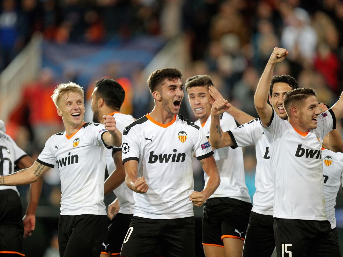 Foto: La celebración del gol de Kondogbia, el tercero del Valencia. (EFE)