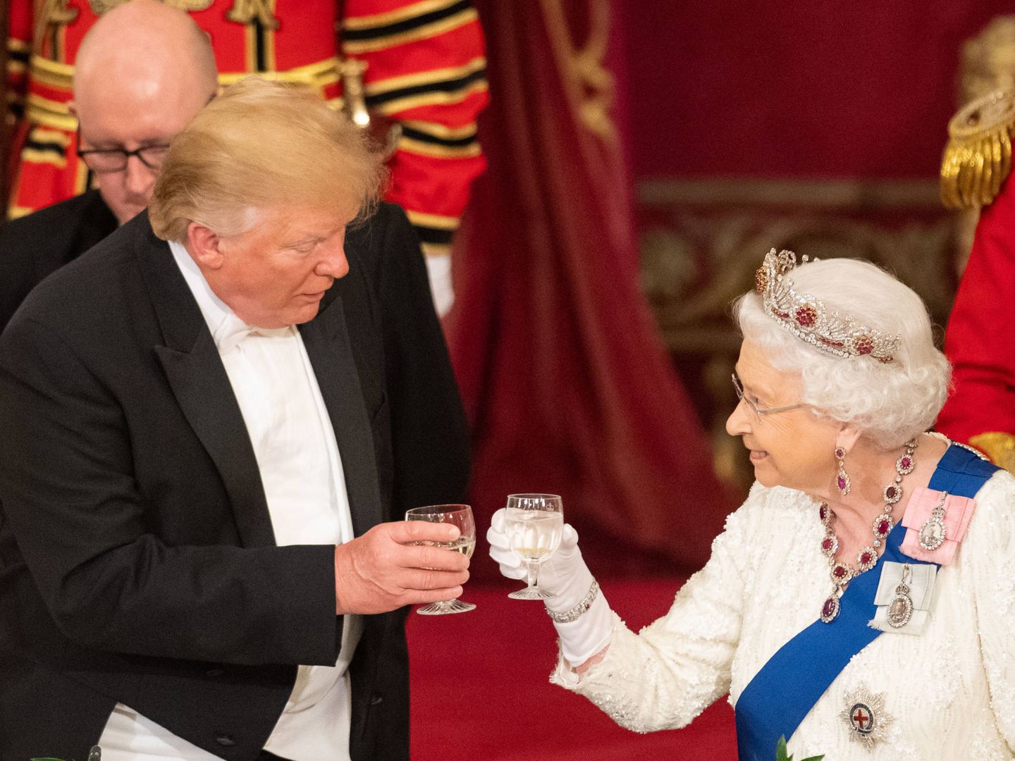 Trump, brindando ayer con Isabel II en Buckingham. (Getty)