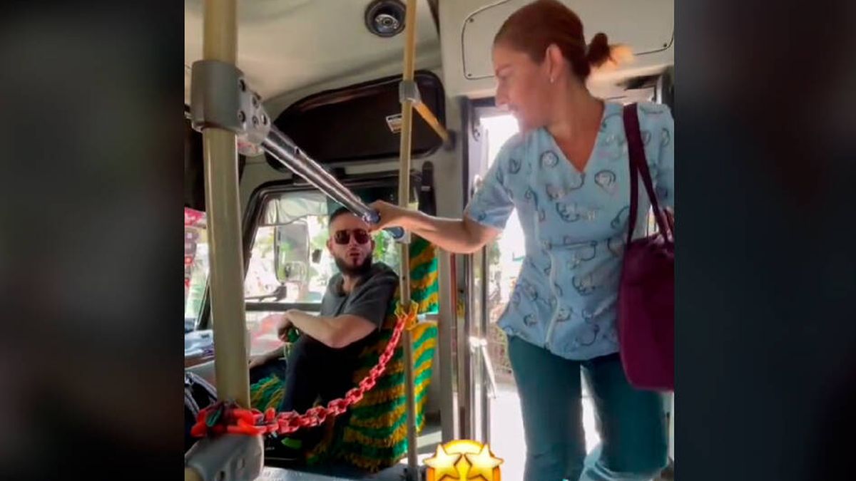 Un 'tiktoker' regala el billete de autobús a las personas que saludan al conductor