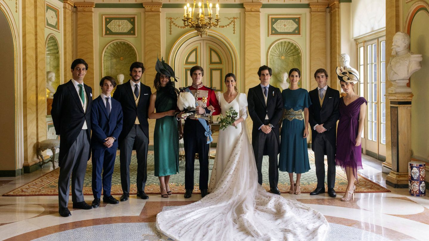 Los Corsini al completo en la boda de los condes de Osorno. (Gtres)