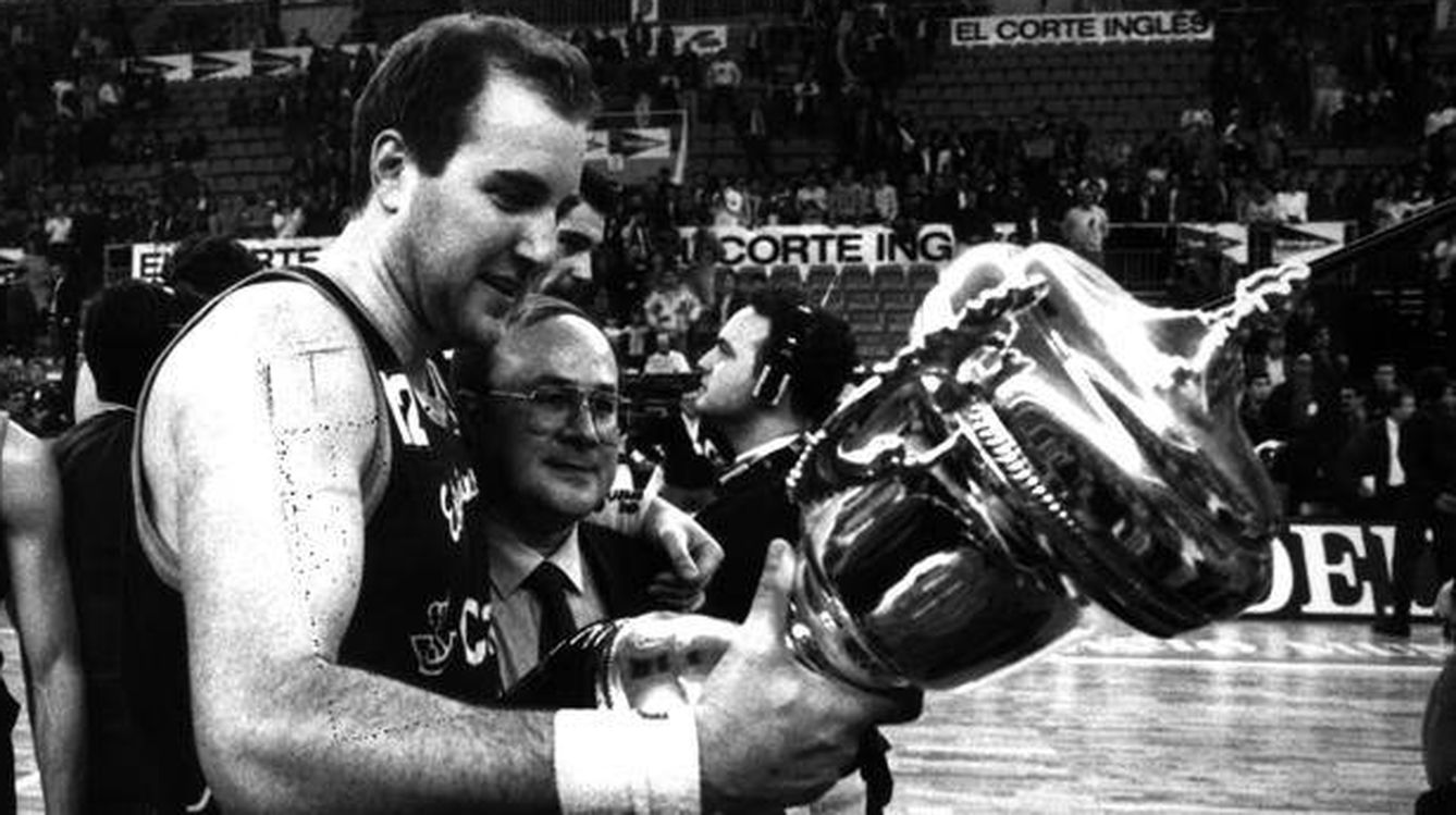 Pinone y Miguel Ángel Martín, con la Copa del Rey de 1992. (Efe)