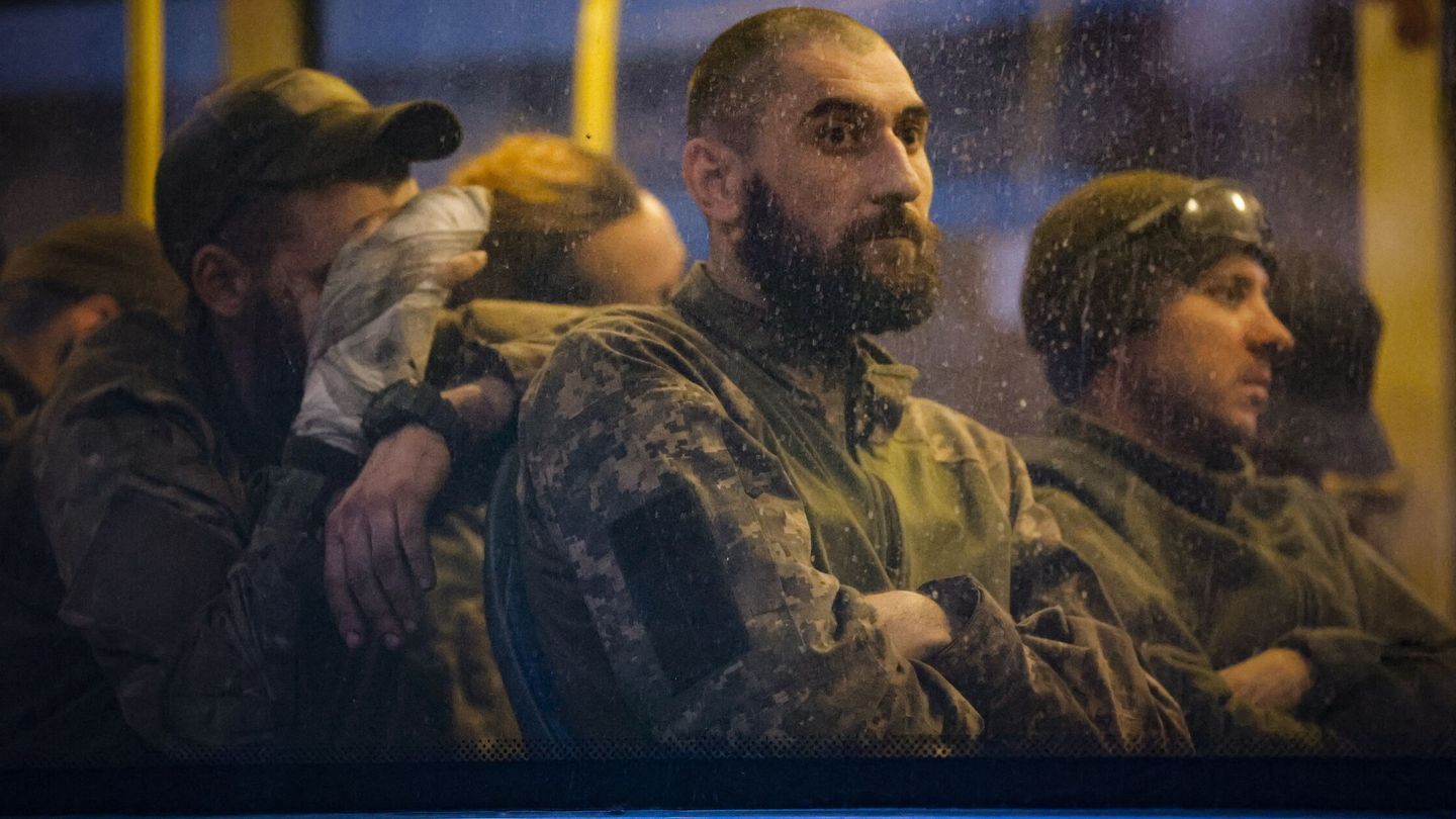 Militares ucranianos son evacuados de la acería de Azovstal. (EFE/EPA/Alessandro Guerra) 