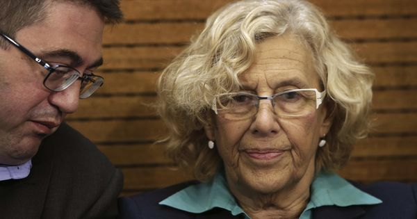Foto: La alcaldesa de Madrid, Manuela Carmena, junto al concejal de Economía y Hacienda, Carlos Sánchez Mato. (EFE)