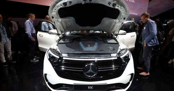Foto: Varios asistentes a un salón de automóvil ven un nuevo modelo de Mercedes. (Reuters)