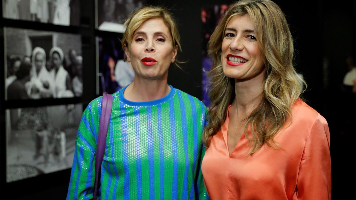 Begoña Gómez y la diseñadora Ágatha Ruiz de la Prada durante la inauguración de la exposición 'Las costuras femeninas de la moda de España:1930-2018'. (EFE)