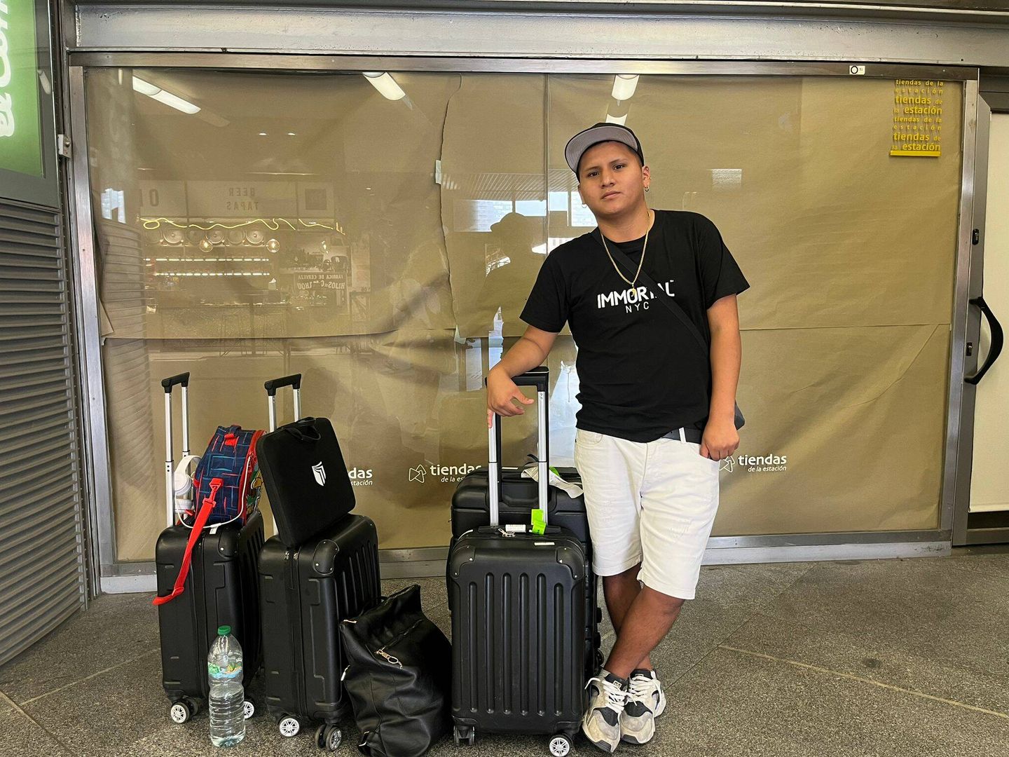 Rodrigo con su equipaje haciendo tiempo. (A.F.)