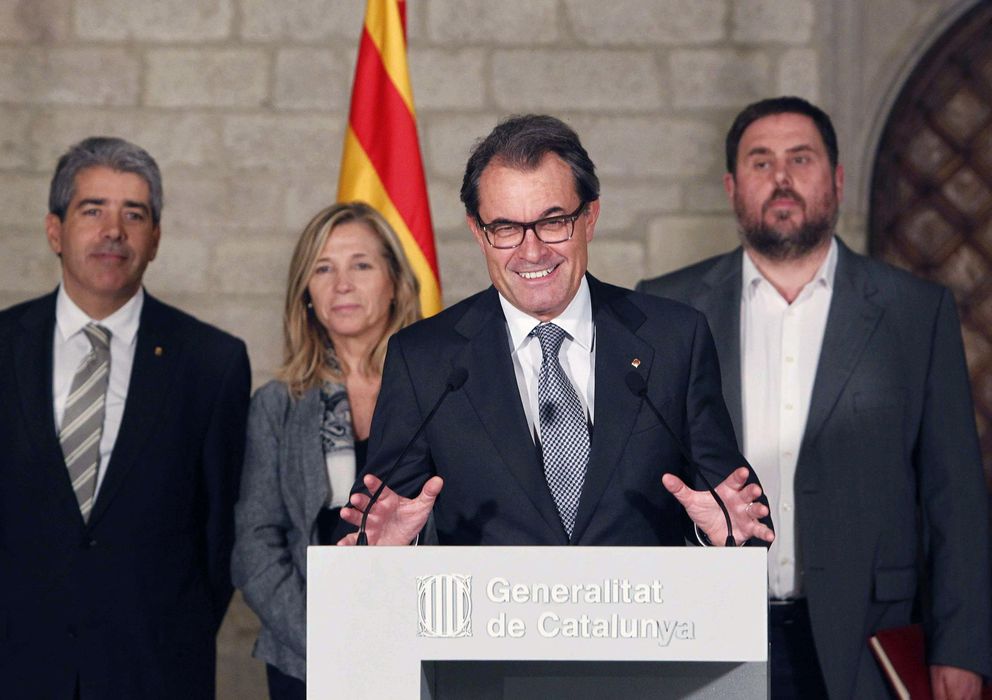 Foto: El 'president' de la Generalitat, Artur Mas (2d), el 'conseller' Francesc Homs (i), la vicepresidenta Joana Ortega (2i) y el líder de ERC, O