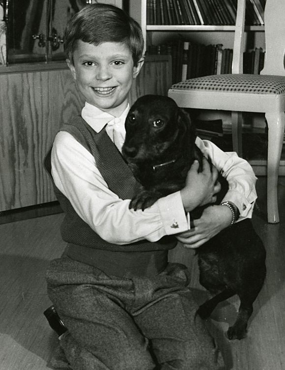 El Rey Carlos Gustavo de Suecia de niño con su perro 
