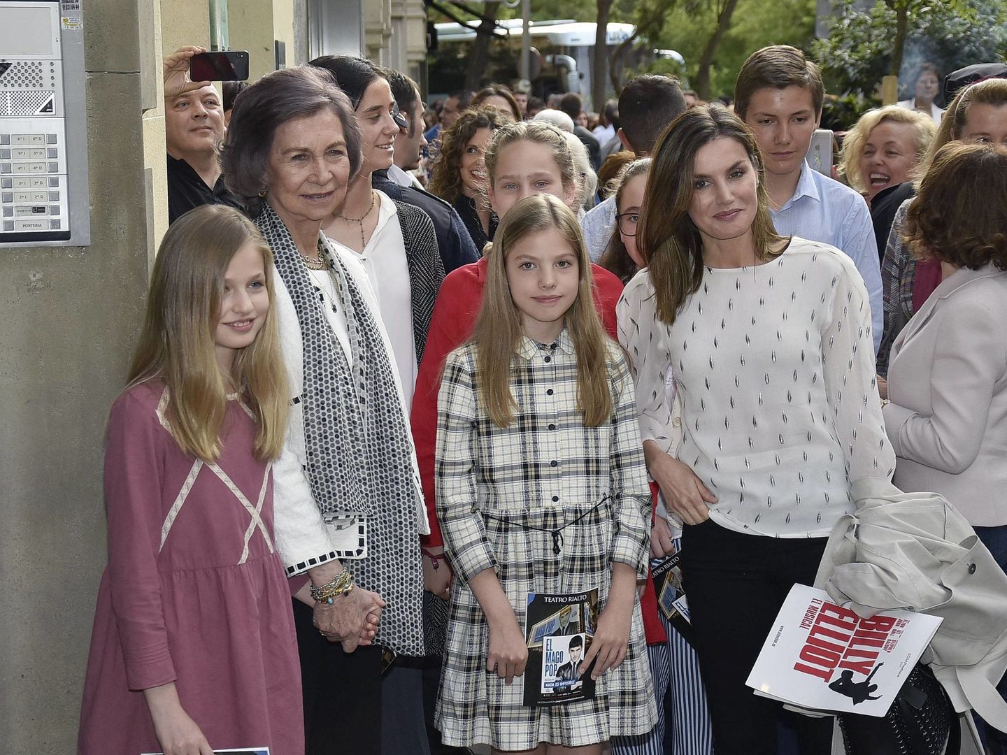La reina Sofía, con la reina Letizia y sus nietas en el estreno del musical 'Billy Elliot'. (Cordon Press)