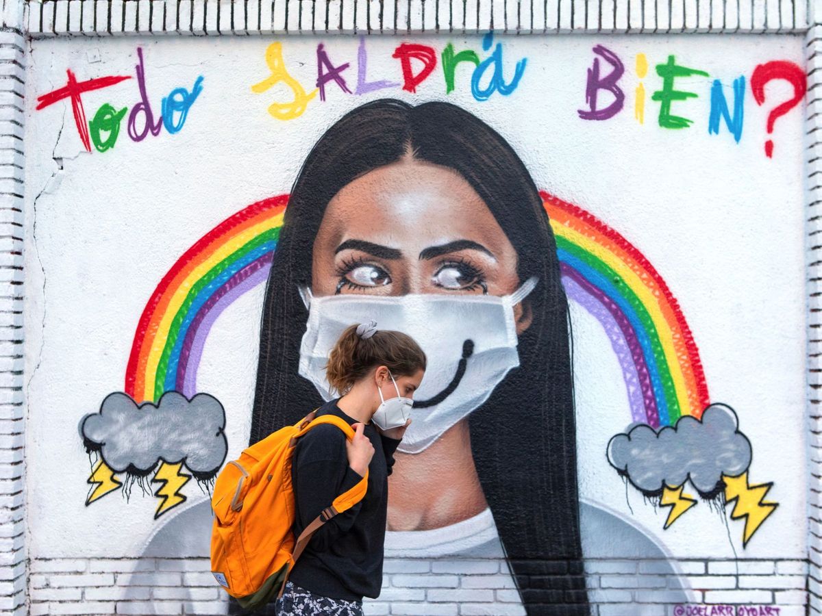 Foto: Una mujer pasea frente a un mural este martes en Barcelona. (EFE)