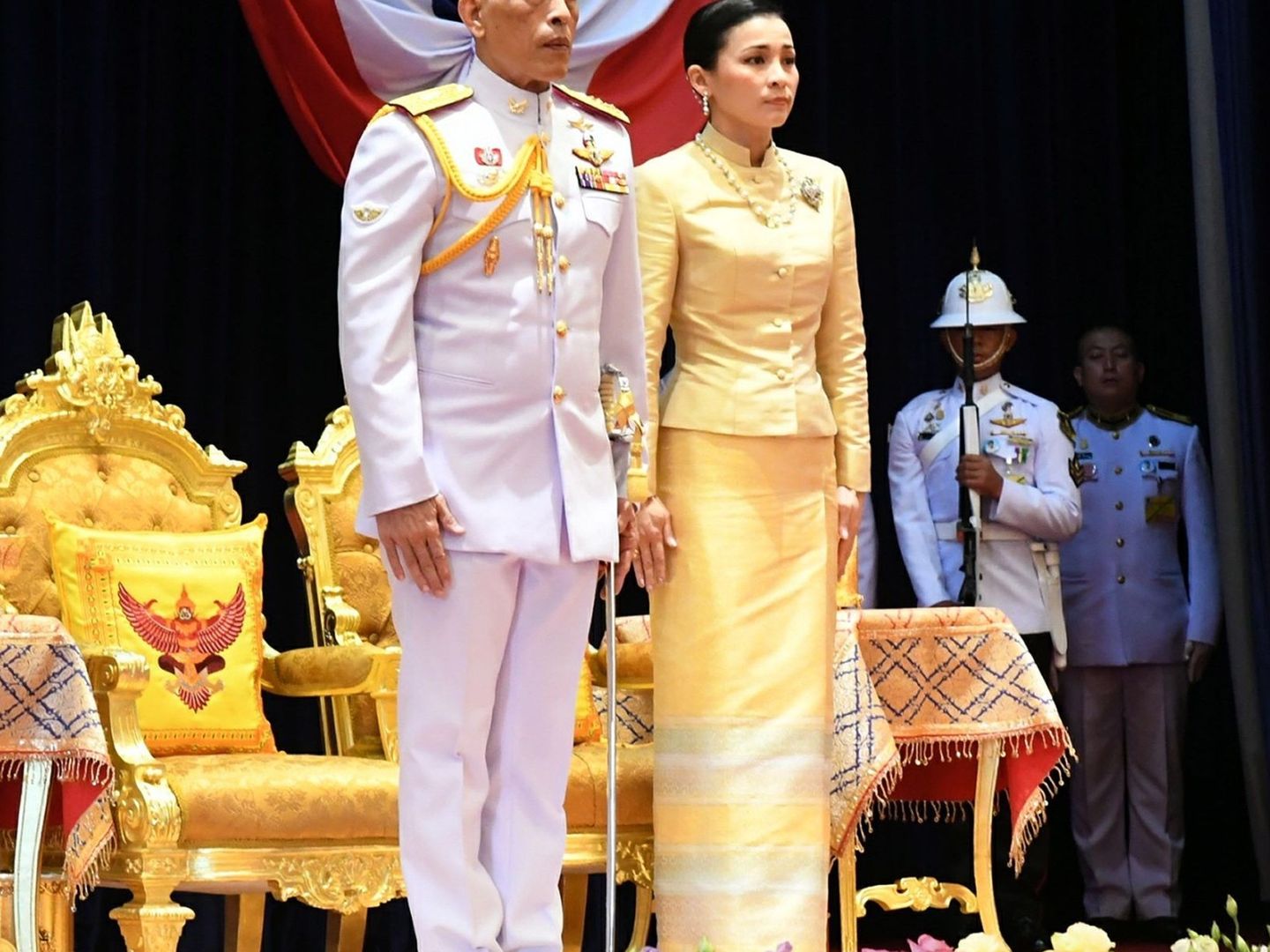 El rey Maha Vajiralongkorn Bodindradebayavarangkun de Tailandia  acompañado de la reina Suthida. (EFE)
