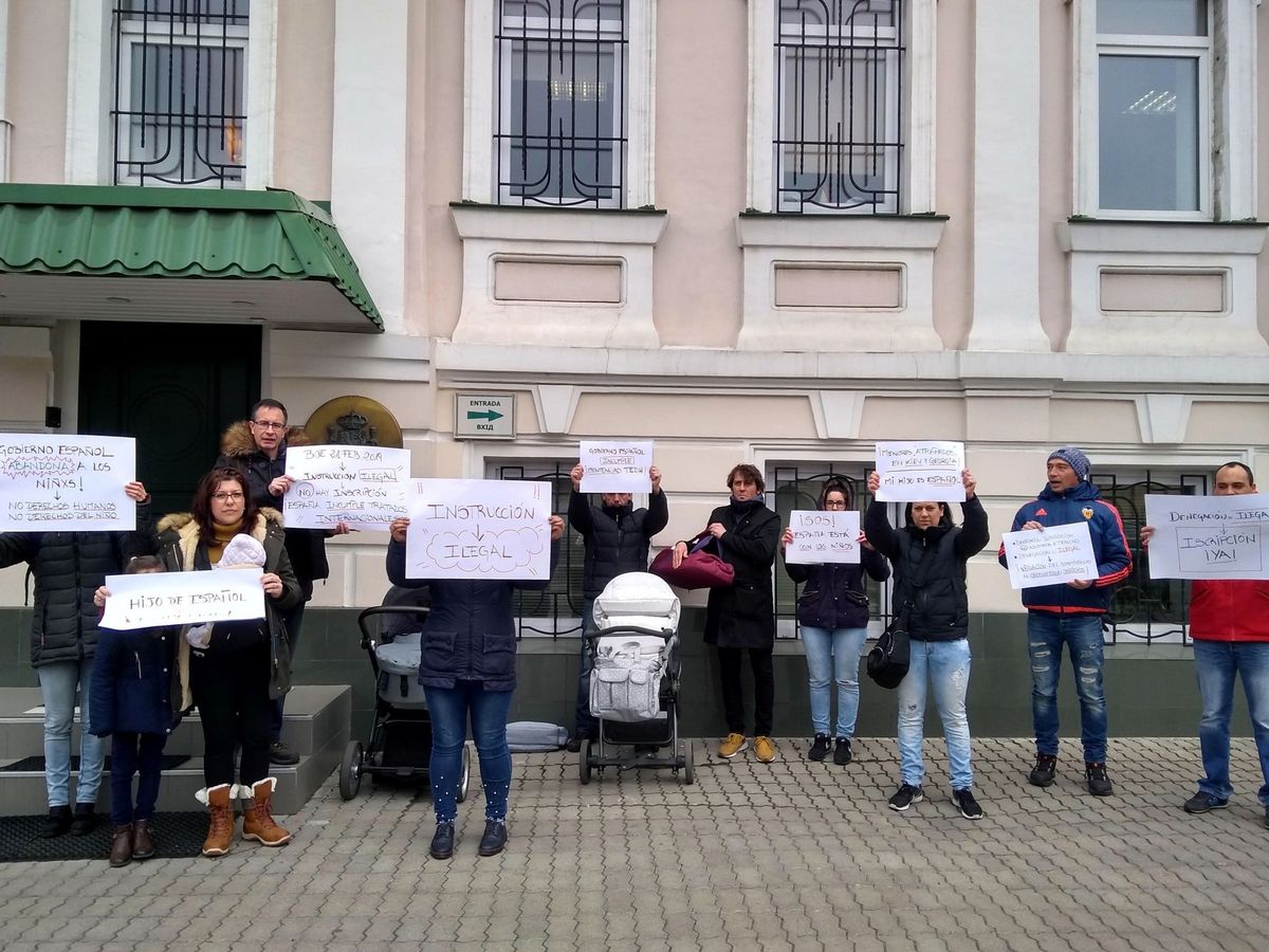 Foto: Imagen de archivo de una protesta de varias familias españolas frente al consulado de España en Kiev por la denegación de la filiación de menores. (EFE)