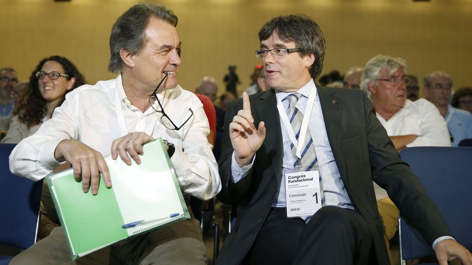 Foto: El expresidente catalán Artur Mas (i) y el actual, Carles Puigdemont (d), momentos antes de la clausura del XVIII Congreso de CDC. (EFE)