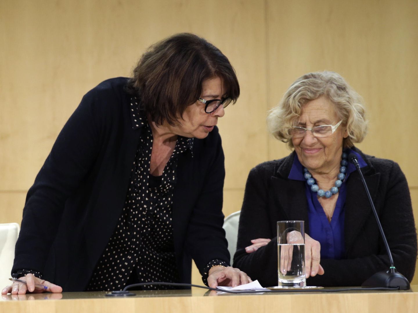 La alcaldesa de Madrid, Manuela Carmena (derecha), y la delegada del Área de Medio Ambiente y Movilidad, Inés Sabanés. EFE