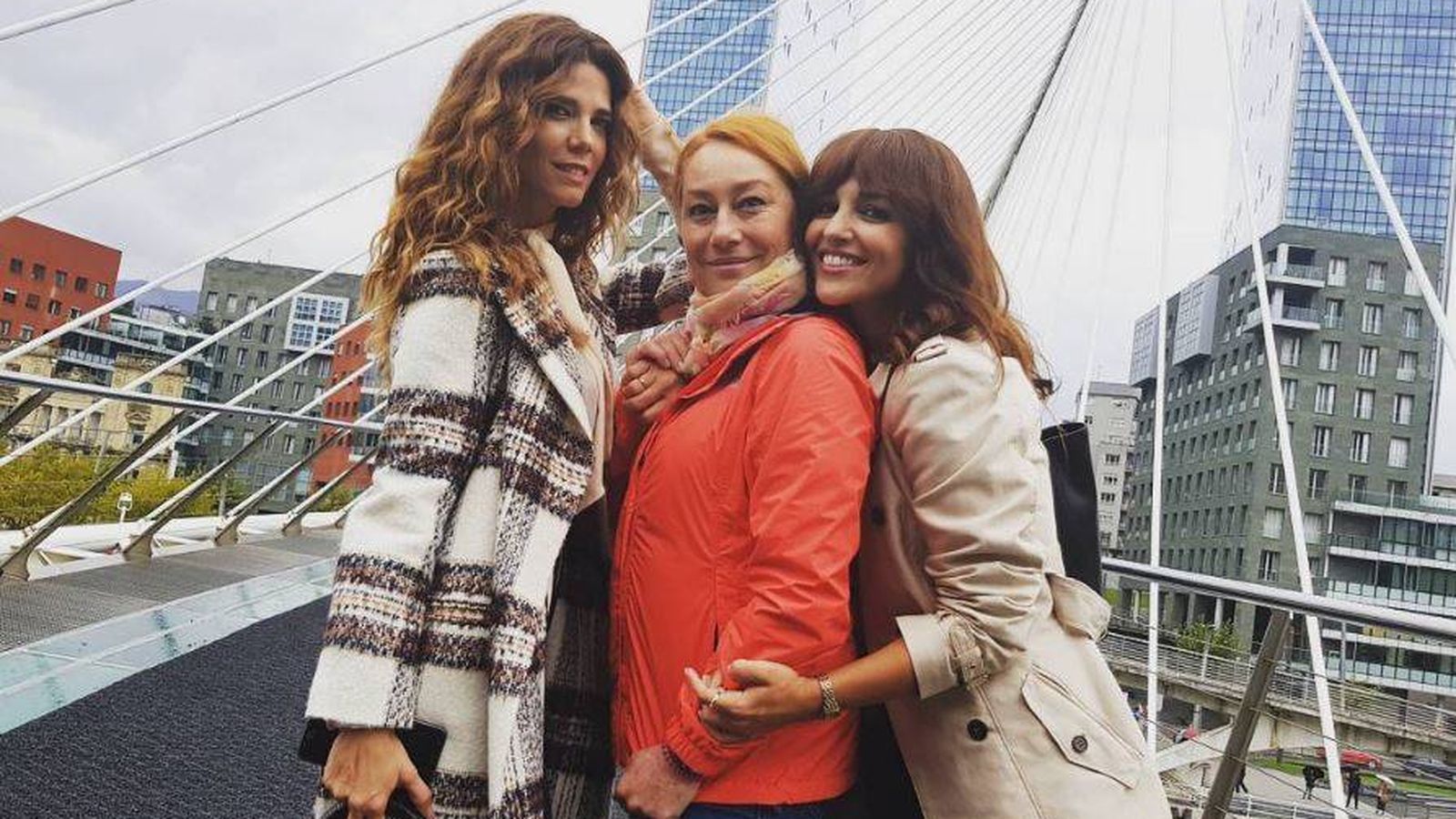 Foto: Paula Echevarría junto a la directora de 'Ola de crímenes', Gracia Querejeta, y la actriz Juana Acosta. (Instagram)