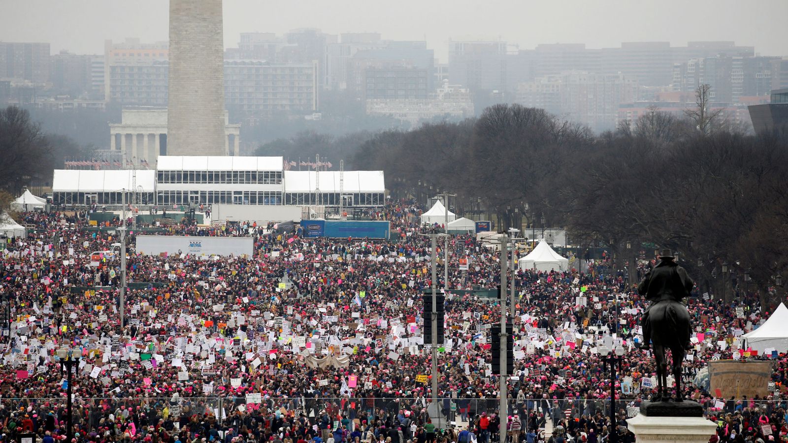 Foto: Miles de personas en la Explanada Nacional de Washington por los derechos de las mujeres. (Reuters)