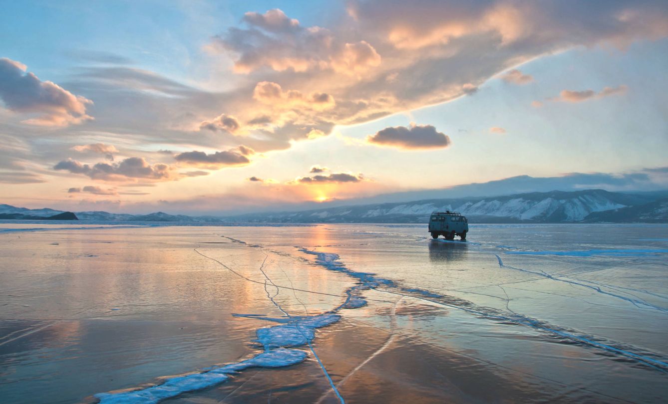 El lago Baikal congelado aguanta vehículos sobre el agua (Foto: Roberto Carlos López Seixas)