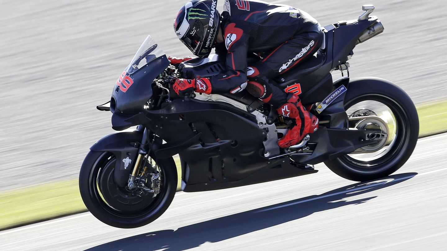 Las primera pruebas de cada temporada se realizan al final de la anterior. En la imagen, Jorge Lorenzo rodando con la Ducati en Valencia en noviembre de 2016. (EFE)