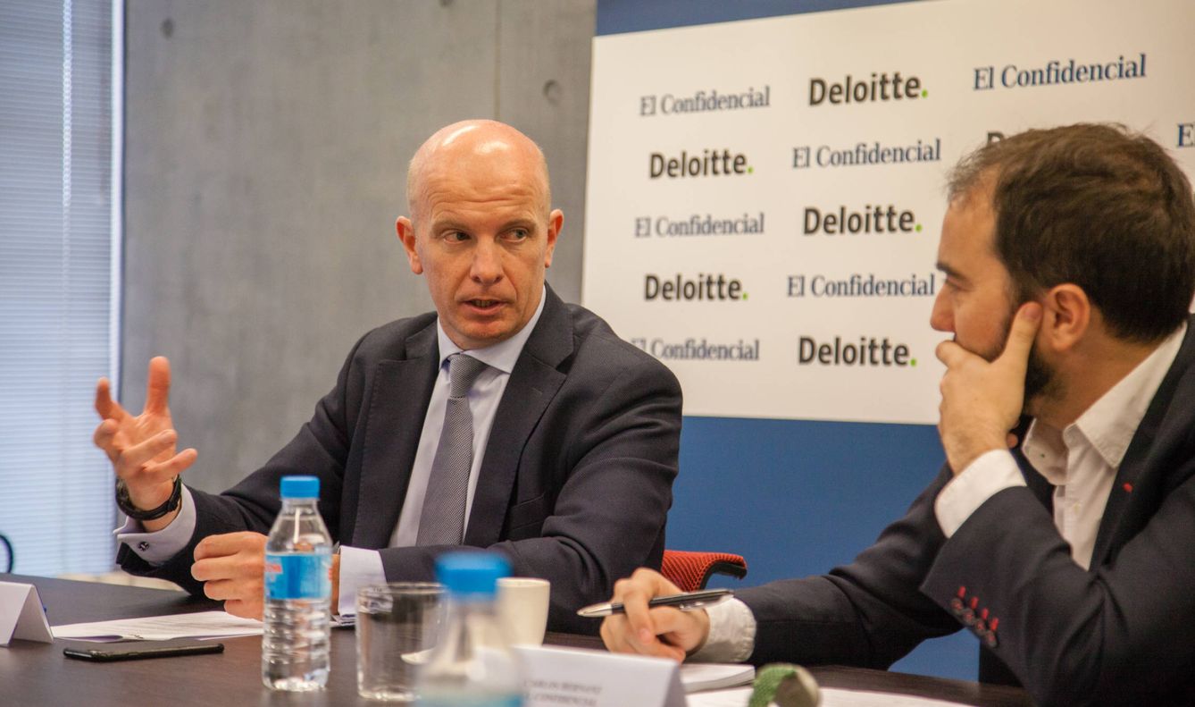 Tomás de Heredia, socio de Deloitte, y Carlos Hernanz, de El Confidencial. (Foto: Jorge Álvaro)