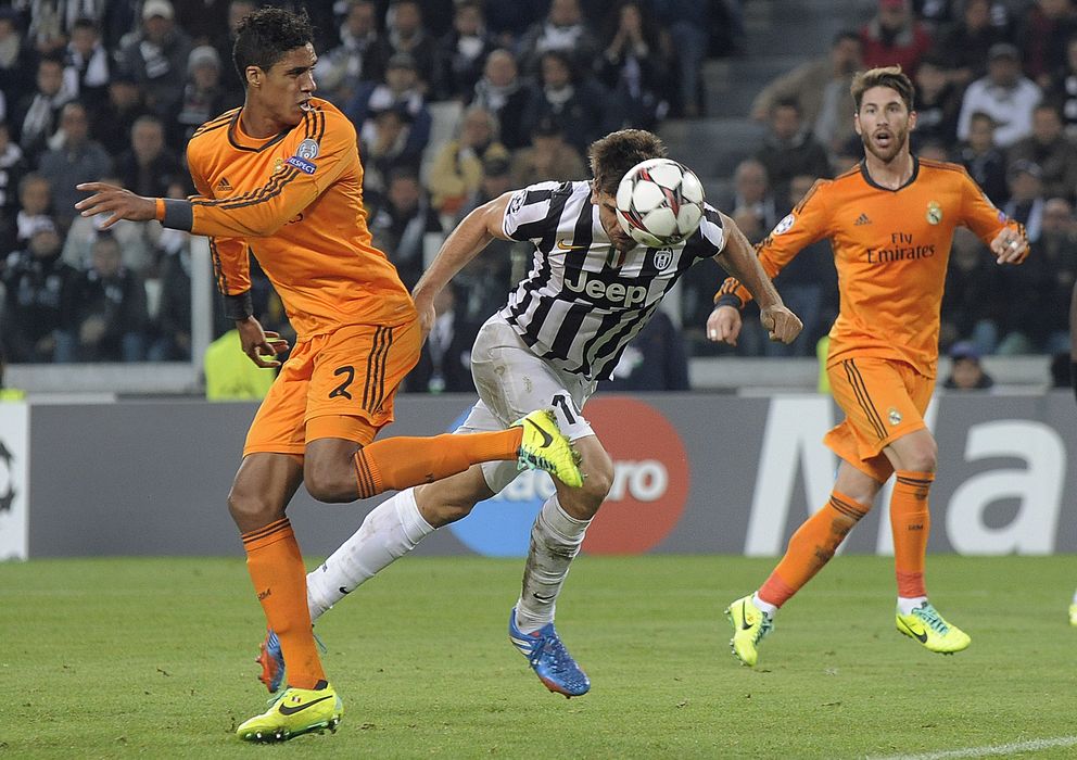Foto: Fernando Llorente gana la partida a Varane en el segundo gol de la Juventus