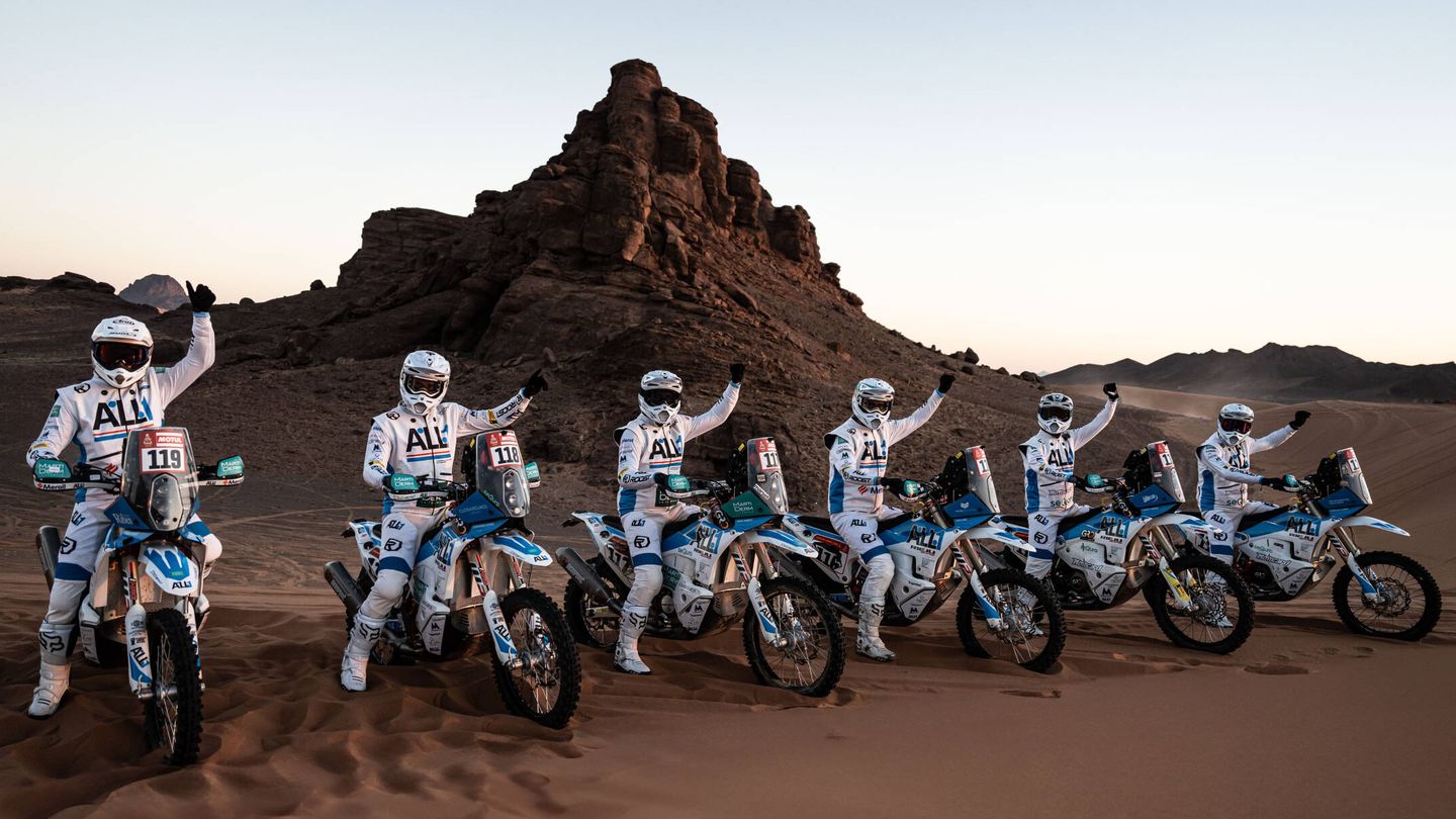 El equipo All1, antes de partir al Dakar. (All1)