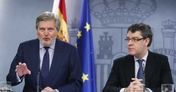 Foto: El portavoz del Ejecutivo, Iñigo Méndez de Vigo (izda), acompañado del ministro de Energía, Álvaro Nadal. (EFE)