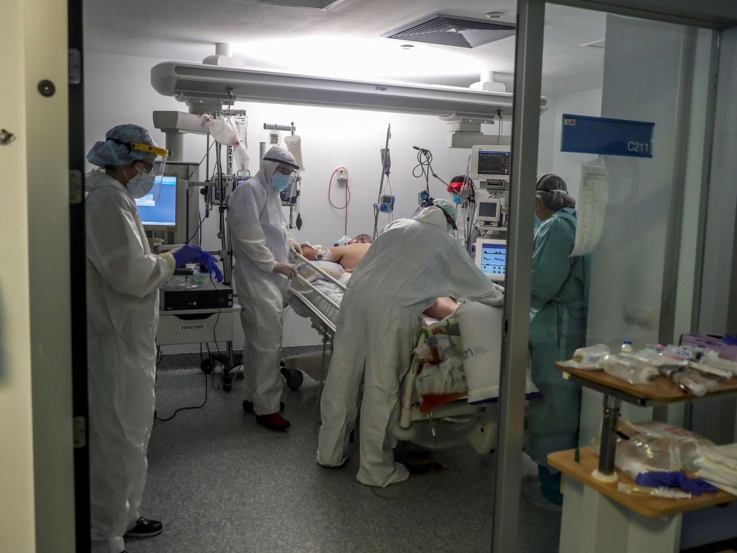 Personal sanitario en una UCI en el Hospital Puerta de Hierro. (EFE)