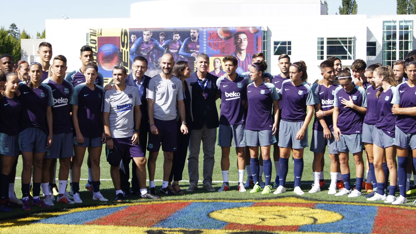 Integrantes de los equipos masculino y femenino del FC Barcelona, antes de un entrenamiento este verano en Portland. (EFE)