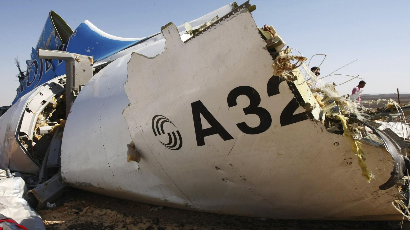 Foto: Una pieza del fuselaje del avión siniestrado en el Sinaí (Egipto), este fin de semana. (Efe) 