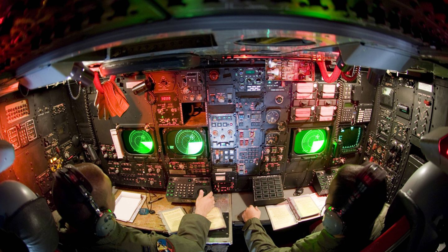Consola de operadores de sistemas en el piso inferior, tras la cabina del B-52. (USAF)