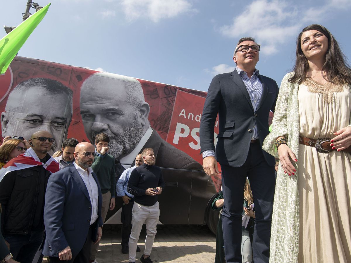 Foto: Manuel Gavira y Macarena Olona en un acto de Vox en Sevilla antes de la campaña. (EFE/Raúl Caro)