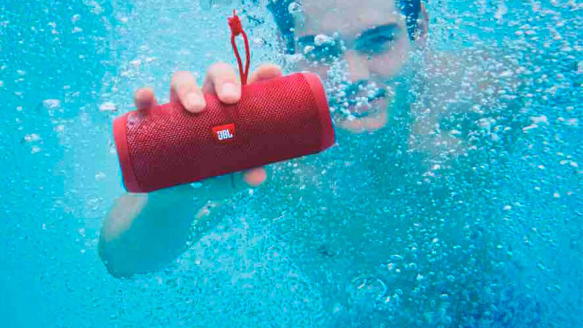 Los mejores altavoces resistentes al agua para llevar tu música a la playa o la piscina