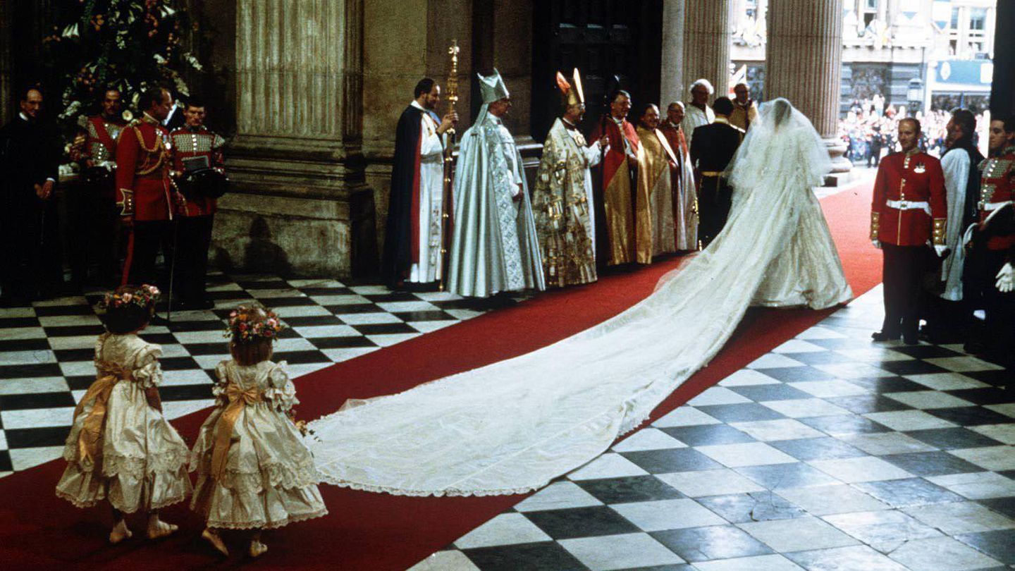La interminable cola del vestido de Diana. (Cordon Press)