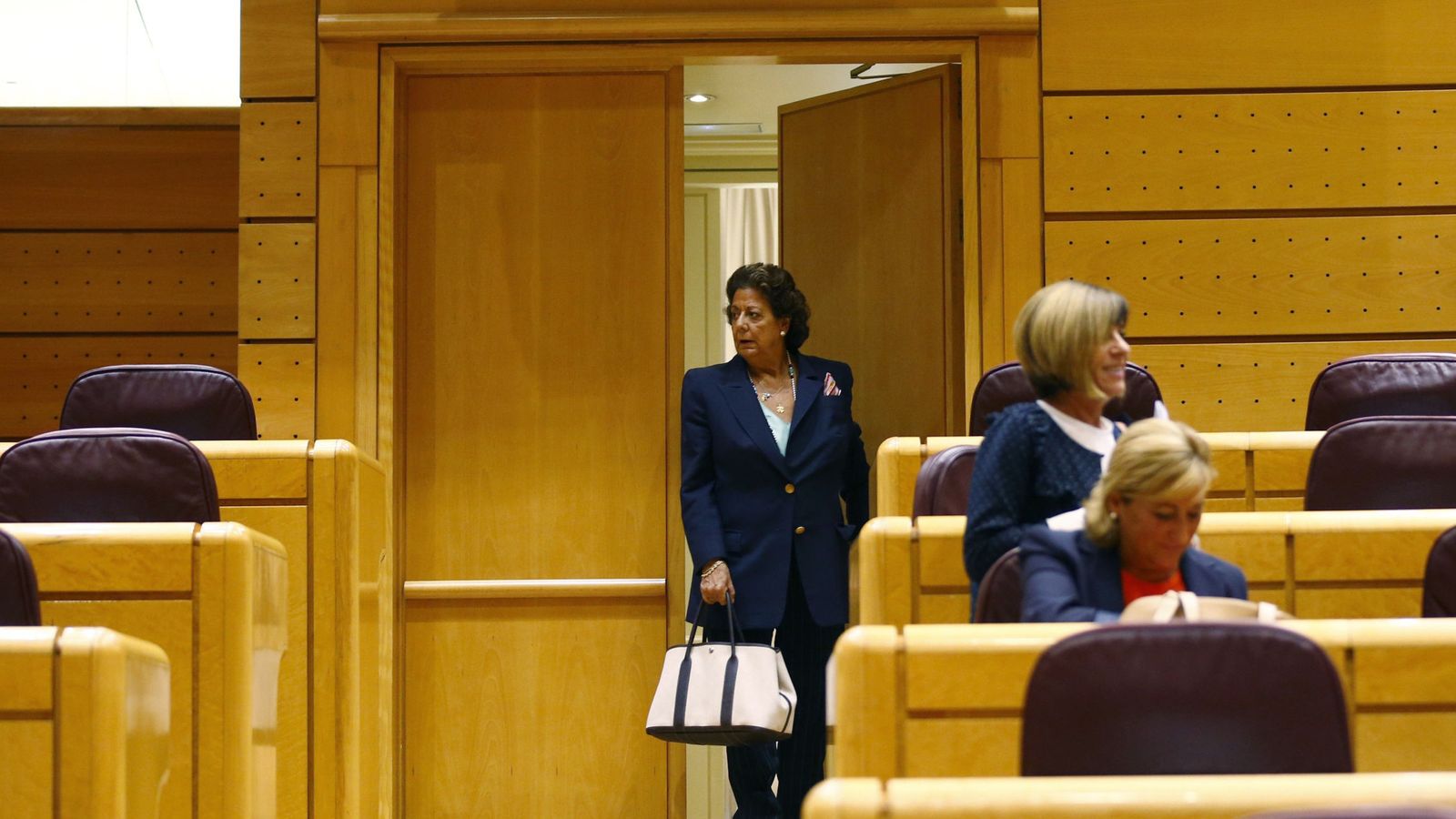 Foto: La senadora del Grupo Mixto Rita Barberá (c) entra al hemiciclo para participar en el pleno del Senado. (EFE)